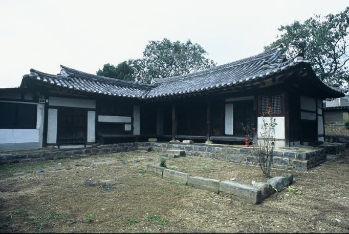 민익현 가옥 — 민익현가옥 — 1820년(순조 20년) 규장각 대제학으로 있었던 민승세(閔承世)가 직산으로 낙향하여 지은 집이라 한다. 안채는 ㄱ자 형태로 되어 있는데, 안채의 상량문(上樑文)에 "광서 16년 경인윤이월십육일(光緖 十六年 庚寅閏二月十六日)"라고 상량(上樑)한 날이 쓰여 있어 건축 연대가 1890년(고종 27년)임을 알 수 있다. 사랑채는 ㅡ자 형태이고 지붕은 팔작지붕이다. 부분적으로 많이 고쳐진 집이나, 조선말기 사대부가의 전형적인 구조를 보여주먀 집뒤에는 집안의 선조들에게 제사를 지내는 가묘(家廟)가 있다.