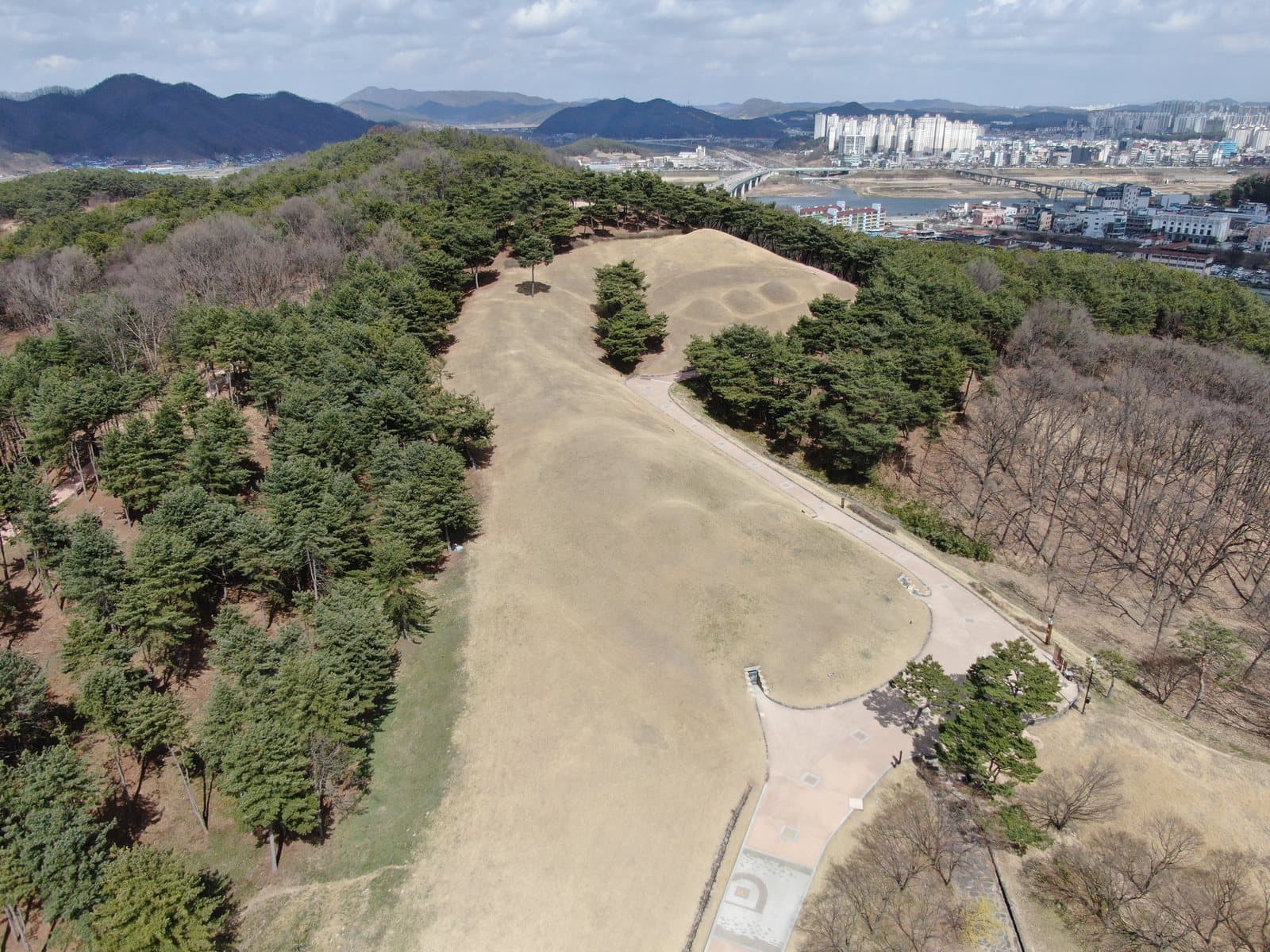 공주 무령왕릉과 왕릉원 — 공주 송산리 고분군_전경(2020년)(자료출처 : 국립문화재연구소)
