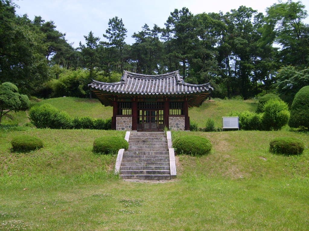 탄금대 — 신립장군 순절비 및 비각