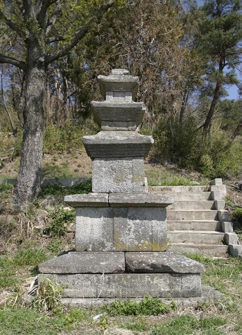 범방동 삼층석탑 — 부산 강서구 녹산의 탑동마을 뒤쪽 폐사지(廢寺址) 위쪽에 3층으로 쌓아진 석탑