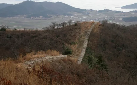 삼별초가 진도에 세운 항몽 거점 용장성의 성벽과 주변 지형